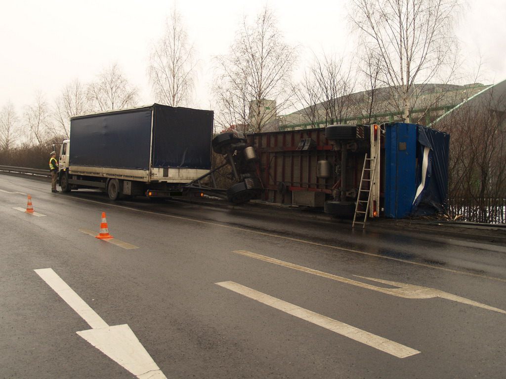 LKW Anhaenger umgekippt Koeln Niehl Geestemuenderstr Industriestr P10.JPG